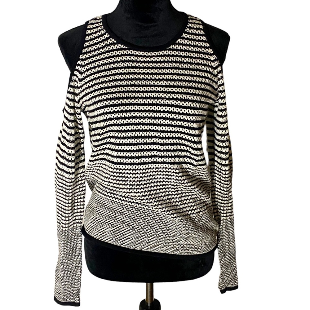 Romeo & Juliet Couture Lightweight sweater/blouse